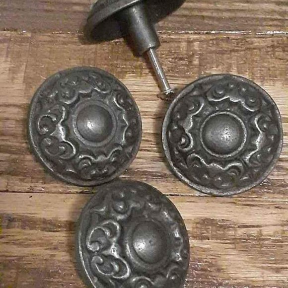 4 Pack Cast Iron Antiqued Natural Oil Rubbed Round 1.75" Drawer Pull Knobs - Picture 2 of 2